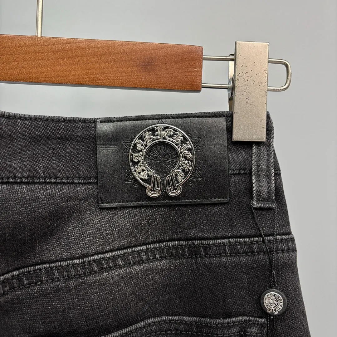 P390 Chrome Hearts/Chrome Hearts Straight-leg jeans are mainly made of high-quality high-quality cotton fiber. Fabrics with high cotton content have good moisture absorption and breathability. A small amount of spandex fiber is supplemented to increase the elasticity of the fabric and make the denim clothing fit the body better. It is comfortable to wear and not easy to deform. The yarn of high-quality denim is uniform, smooth and free of impurities. The surface of the woven fabric is smooth, delicate and clear. Zinc alloy placket buttons are embossed with Chrome Hearts logo. The embellishment of the customized 1:1 Crocodile leather label gives the upper body of the jeans a unique accent. The leather label on the waist and the details of the placket buttons echo the overall style. It is highly suitable for commuting. The neat trouser line and drape arc give a relaxed and high-end feel. Size: XS-2XL